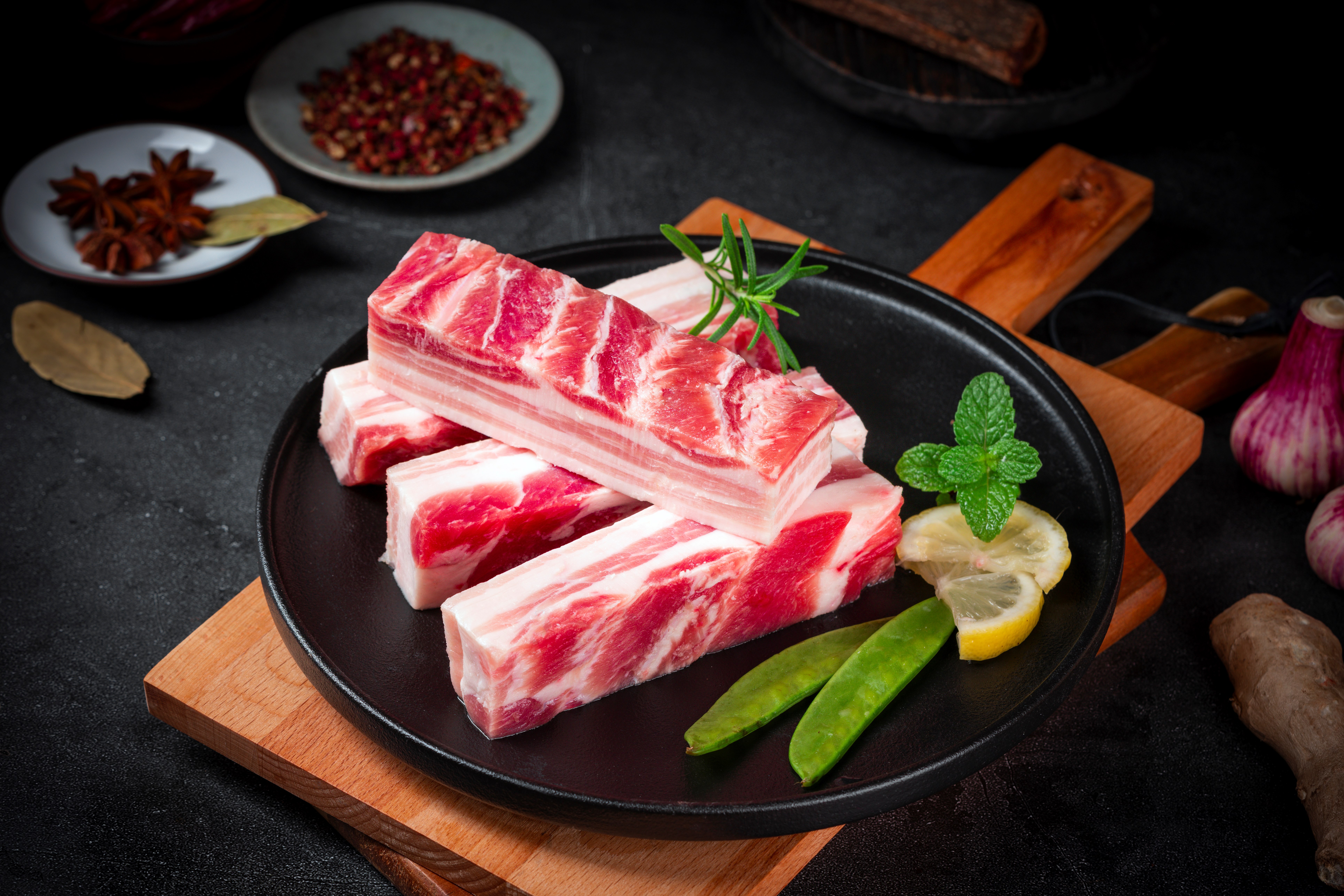 “多彩网黑天蓬”黑猪肉重磅上市，多彩网美食匠心打造健全美味新选择